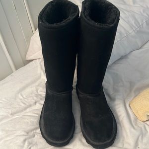 Bear paw size 8 black boots. Mid height. Never been worn.